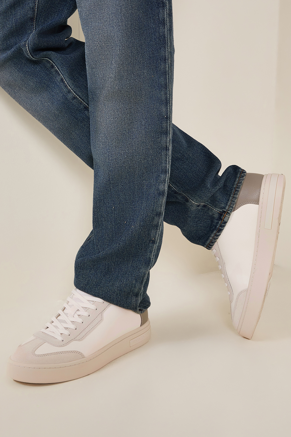 תמונת כל הלוק של נעלי סניקרס